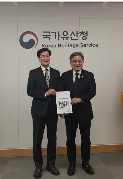 안병구 밀양시장이 23일 국가유산청을 방문해 국립무형유산원 분원 건립 등 밀양시의 주요 문화유산 현안 사업에 대해 설명을 마친 후 기념 촬영을 하고 있다. 밀양시 제공