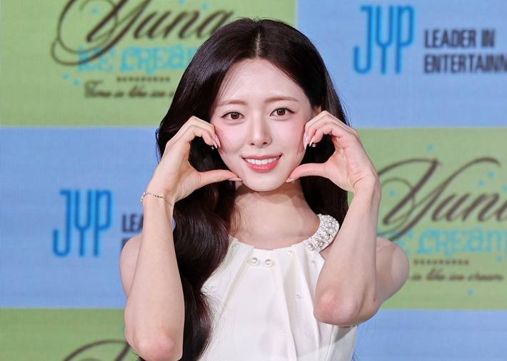 유나가 볼 하트를 하고 있다. 연합뉴스