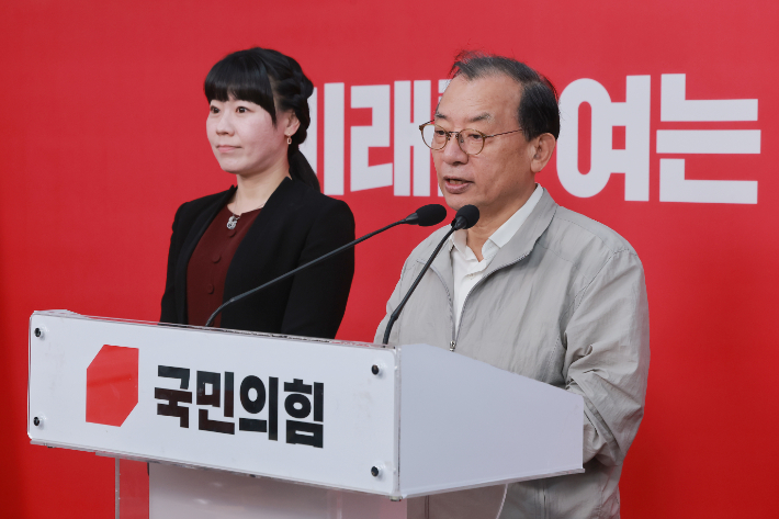 국민의힘 이정현 공천관리위원장이 22일 서울 영등포구 여의도 중앙당사에서 대구시장 후보와 관련해 브리핑하고 있다. 이 위원장은 이날 주호영·이진숙 예비후보를 컷오프했다고 밝혔다. 연합뉴스