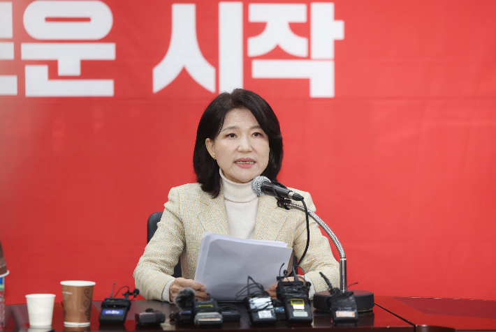 이진숙 전 방송통신위원장이 23일 오전 국민의힘 대구시당 회의실에서 국민의힘 공천관리위원회가 결정한 자신의 대구시장 후보자 컷오프(공천배제)에 대한 입장을 밝히고 있다. 연합뉴스