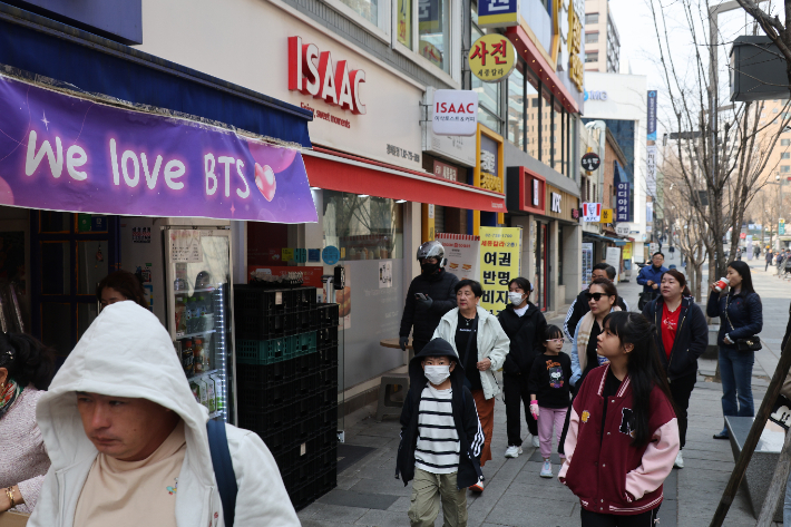 22일 서울 종로구 광화문광장 인근 상점에 BTS 응원 현수막이 걸려 있다. 연합뉴스