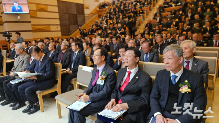 기독교대한하나님의성회(대표회장 이영훈 목사) 전국장로연합회 제42차 정기총회가 지난 21일 여의도순복음교회 예루살렘성전에서 열렸다. 기하성 여의도 측과 서대문 측은 지난 이번 총회에서 2018년 교단 통합을 선언한 이후 8년 만에 장로연합회 통합을 선언했다. 송주열 기자