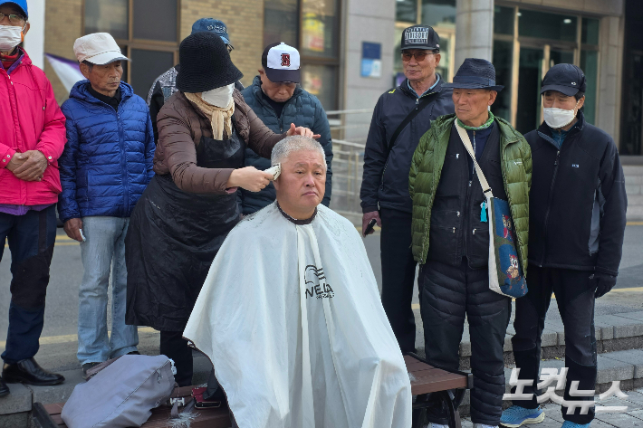 일하는 밥퍼 사업 참여자들이 23일 김영환 충북지사의 국민의힘 공천 컷오프에 반발해 삭발 시위를 벌이고 있다. 박현호 기자