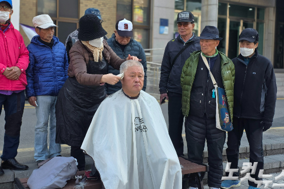 일하는 밥퍼 사업 참여자들이 23일 김영환 충북지사의 국민의힘 공천 컷오프에 반발해 삭발 시위를 벌이고 있다. 박현호 기자