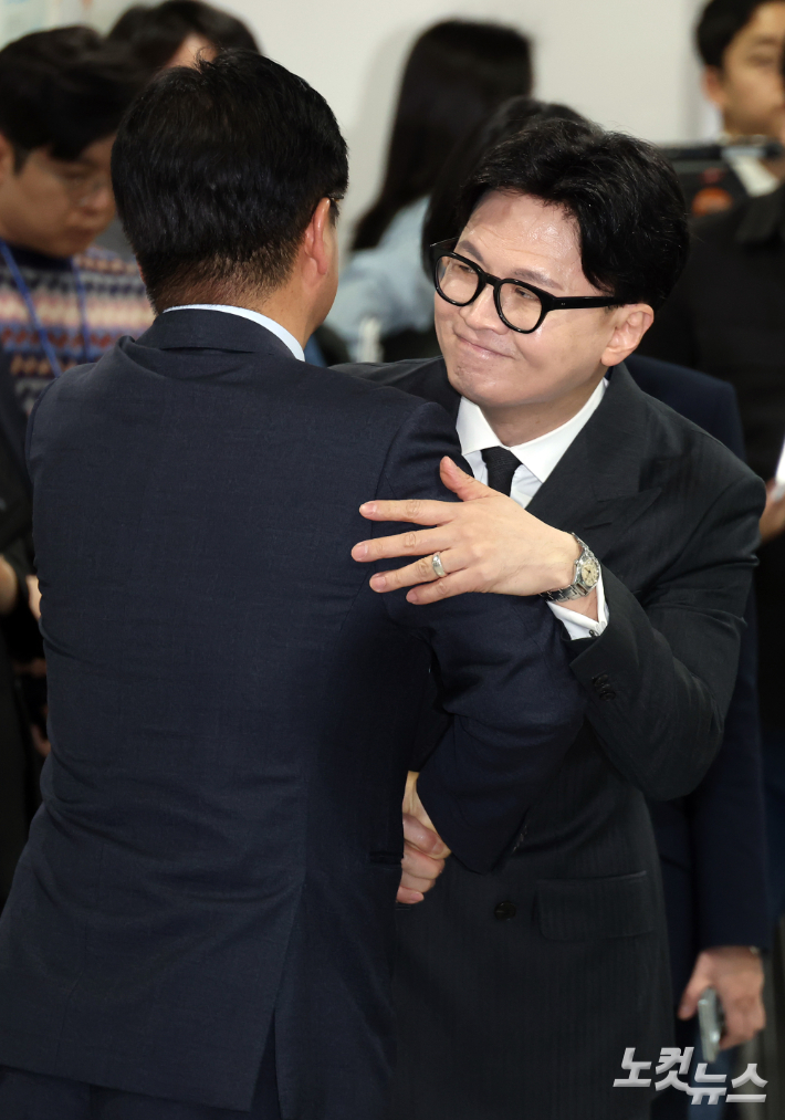 국민의힘 한동훈 전 대표가 20일 서울 여의도 국회 소통관에서 열린 김종혁 전 최고위원의 중앙윤리위 징계에 대한 법원의 효력정지 가처분 인용 결정 관련 기자회견에 참석하며 김 전 최고위원과 포옹을 하고 있다. 윤창원 기자