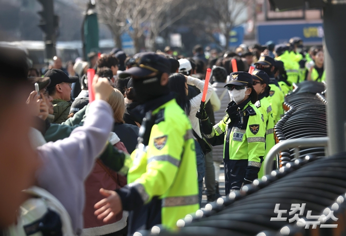 방탄소년단의 광화문 광장 공연을 앞둔 21일 오후, 경찰이 시민 통행 안내를 하는 모습. 황진환 기자