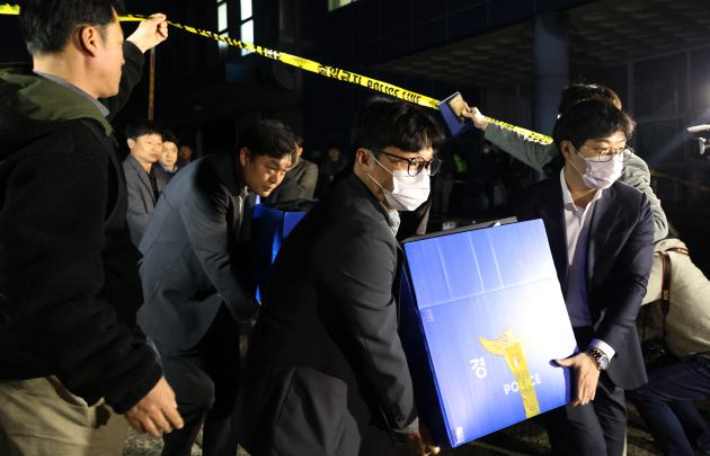 23일 오후 대전경찰청 관계자들이 대전 대덕구 안전공업 본사 압수수색을 마치고 압수물을 들고나오고 있다. 연합뉴스