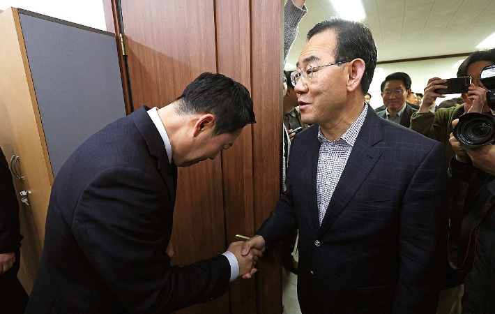 22일 오전 국민의힘 대구시당에서 열린 장동혁 대표와 지역 국회의원의 비공개 연석회의에서 주호영 의원이 장 대표와 악수를 하고 있다. 연합뉴스