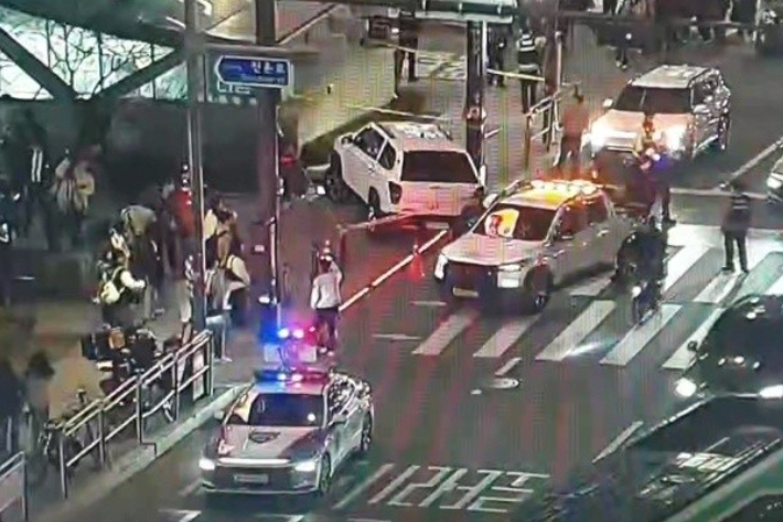 23일 저녁 서울 마포구 홍대입구역 인근에서 발생한 스포츠유틸리티차(SUV) 인도 돌진 사고 모습. 연합뉴스