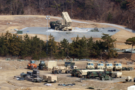 지난 5일 경북 성주군의 미군 사드 기지에서 방공무기 발사대가 하늘을 향하고 있다. 연합뉴스