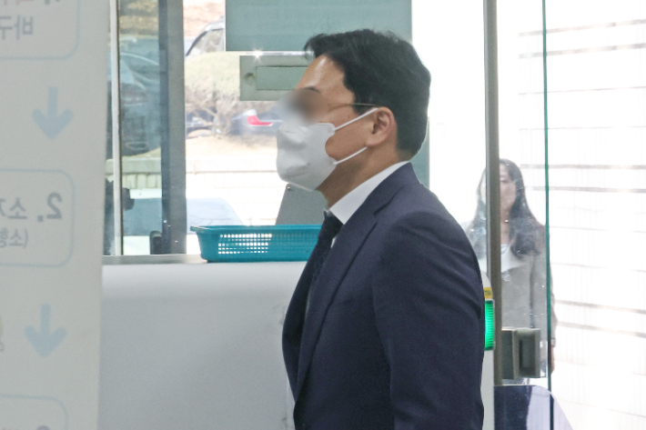 특정범죄 가중처벌법상 뇌물 수수 혐의를 받는 김모 부장판사가 23일 서울중앙지법에서 열린 구속 전 피의자심문(영장실질심사)에 출석하고 있다. 연합뉴스