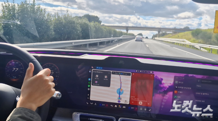 앞 차량이 갑자기 끼어들자 시스템이 즉각 반응해 시속 120㎞에서 안전거리를 확보할 수 있는 속도로 자동 감속했다. 박희원 기자