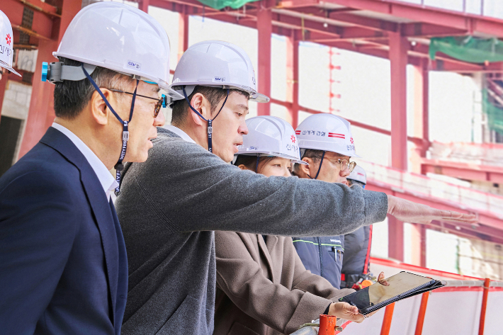 정용진 신세계그룹 회장(왼쪽에서 두 번째)이 23일 스타필드 청라 건설 현장 곳곳을 둘러보고 있다. 신세계그룹 제공