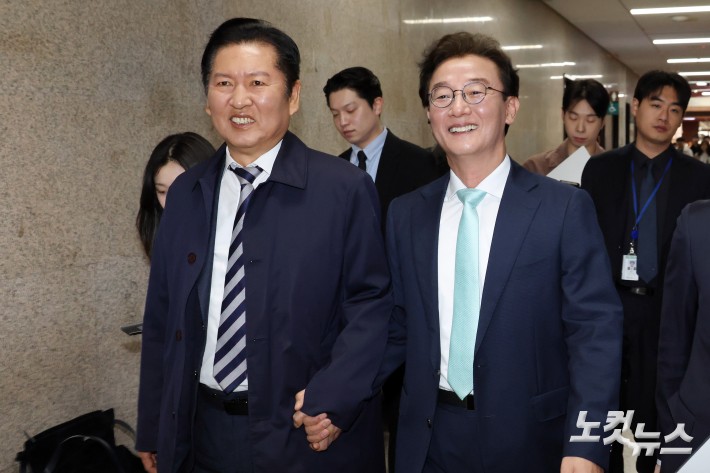 손잡고 걷는 정청래 대표-전재수 의원