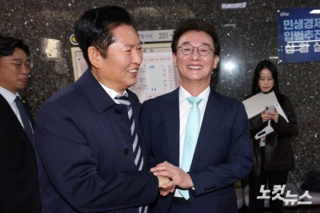 반갑게 인사하는 정청래 대표-전재수 의원