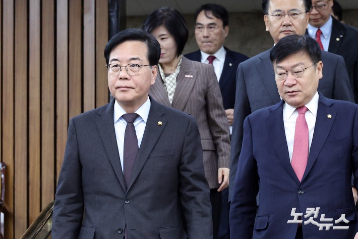 원내대책회의 참석하는 송언석