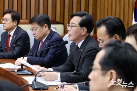 원내대책회의 발언하는 송언석