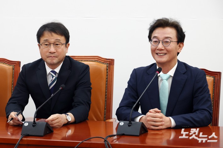 더불어민주당 전재수 의원이 24일 서울 여의도 국회에서 열린 부산 글로벌허브도시 조성에 관한 특별법안 관련 간담회에서 발언을 하고 있다.(왼쪽 한병도 원내대표)