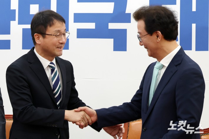 더불어민주당 한병도 원내대표와 전재수 의원이 24일 서울 여의도 국회에서 열린 부산 글로벌허브도시 조성에 관한 특별법안 관련 간담회에서 손을 잡고 있다.