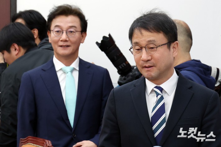 더불어민주당 한병도 원내대표와 전재수 의원이 24일 서울 여의도 국회에서 열린 부산 글로벌허브도시 조성에 관한 특별법안 관련 간담회에 함께 참석하고 있다.