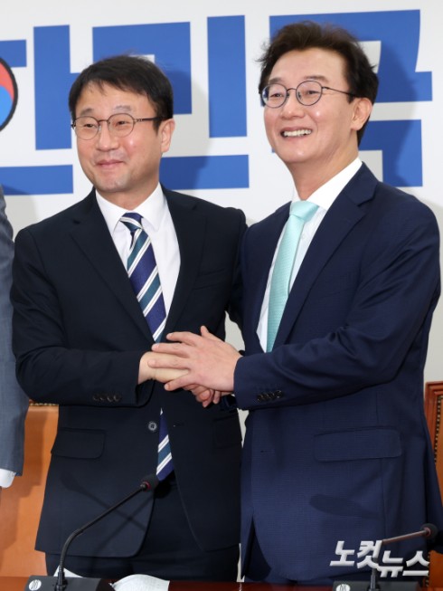 더불어민주당 한병도 원내대표와 전재수 의원이 24일 서울 여의도 국회에서 열린 부산 글로벌허브도시 조성에 관한 특별법안 관련 간담회에서 손을 잡고 있다.