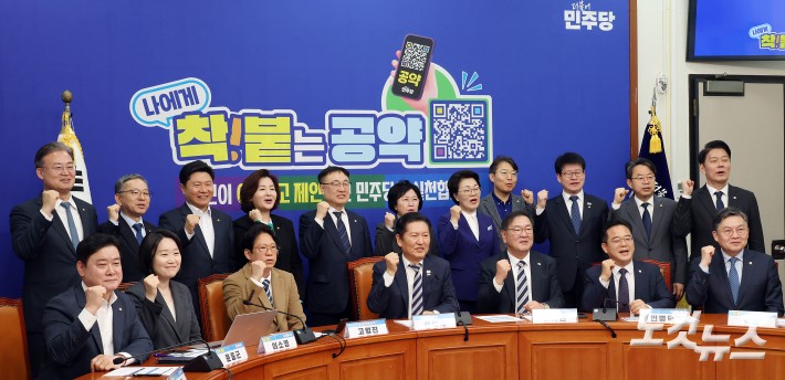 24일 서울 여의도 국회에서 열린 더불어민주당 착!붙 공약 프로젝트 런칭 행사에서 정청래 대표가 참석자들과 기념촬영을 하고 있다.