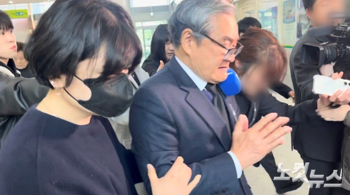 손주환 안전공업 대표가 23일 대전시청에 마련된 희생자 합동분향소를 찾은 뒤 돌아가는 모습. 정세영 기자