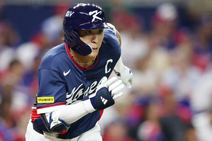 지난 13일(현지시간) 미국 플로리다주 마이애미 론디포파크에서 열린 월드베이스볼클래식(WBC) 대한민국 대 도미니카공화국 준준결승전. 7회 초 한국 이정후가 땅볼 타격 후 전력 질주하고 있다. 연합뉴스