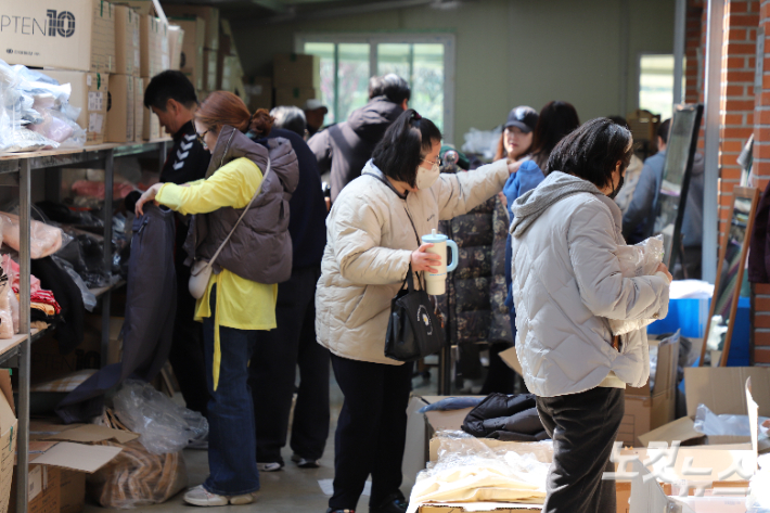 봉계교회 인도로뎀국제학교 건축기금을 위한 선교바자회. 김일현 선교국장