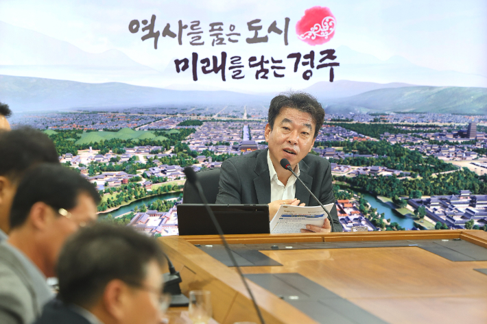 최혁준 경주시장 권한대행이 24일 시청 영상회의실에서 국·소·본부장회의를 주재하며 주요 현안을 점검하고 있다. 경주시 제공