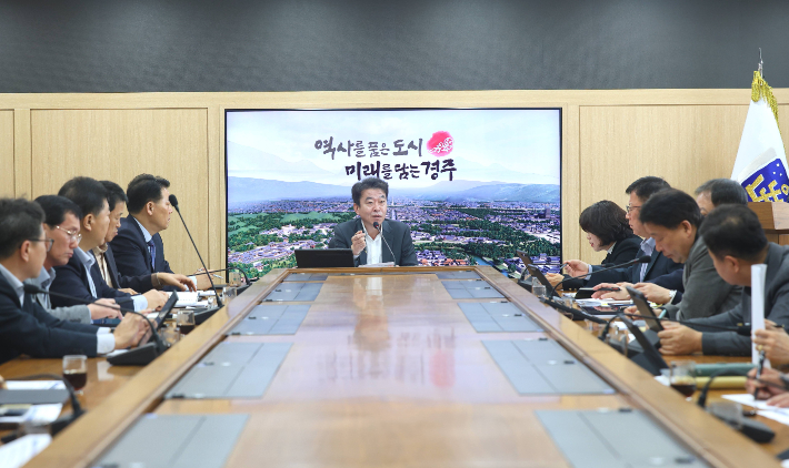 최혁준 경주시장 권한대행이 24일 시청 영상회의실에서 국·소·본부장회의를 주재하며 주요 현안을 점검하고 있다. 경주시 제공