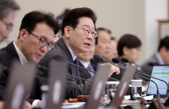 이재명 대통령이 24일 청와대에서 열린 국무회의에서 발언하고 있다. 연합뉴스