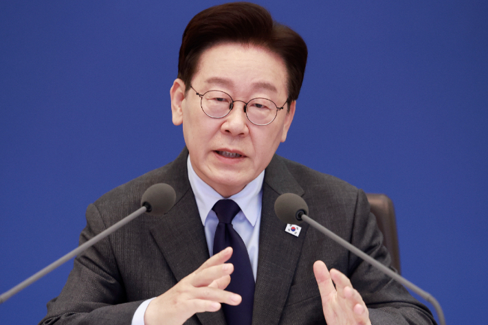 이재명 대통령이 24일 청와대에서 열린 국무회의에서 발언하고 있다. 연합뉴스