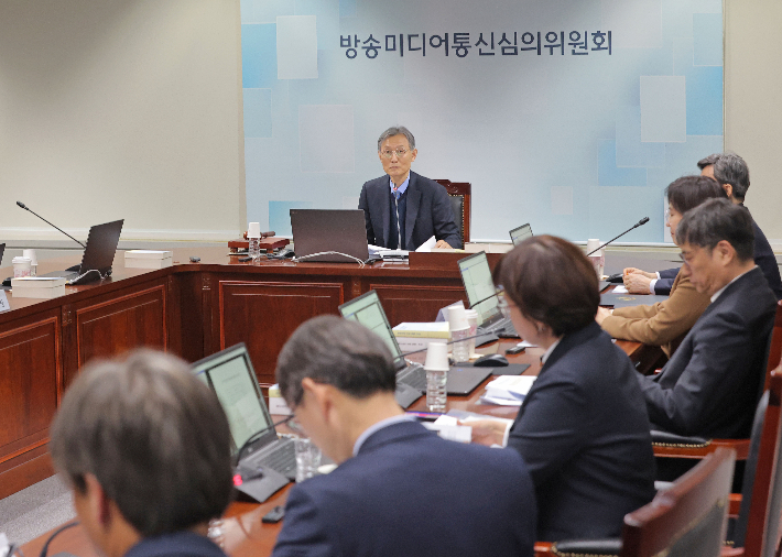 12일 서울 목동 방송회관에서 열린 제1차 방송미디어통신심의위원회 정기회의에서 1기 위원으로 임명된 고광헌 전 서울신문 대표이사 사장이 회의 시작을 기다리고 있다. 연합뉴스