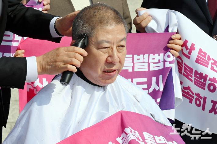 박형준 부산시장이 23일 서울 여의도 국회 본관 앞에서 '부산 글로벌허브도시 조성에 관한 특별법안' 제정을 촉구하며 삭발하고 있다. 윤창원 기자