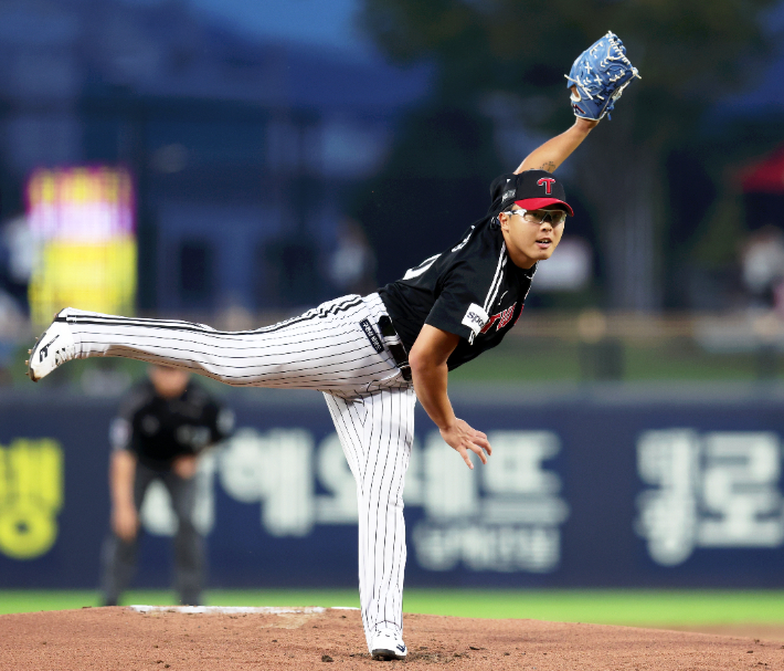 지난 2023년 9월 19일 광주기아챔피언스필드에서 열린 프로야구 LG 트윈스와 KIA 타이거즈의 경기에서 LG 선발투수 이지강이 1회에 투구하고 있다. 연합뉴스