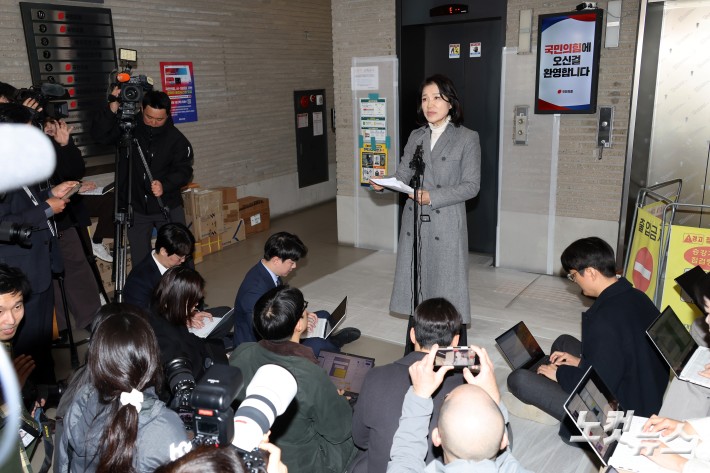 국민의힘 대구시장 후보 경선에서 컷오프된 이진숙 전 방송통신위원장이 24일 서울 여의도 국민의힘 중앙당사에서 경선 결과에 대한 입장을 밝히고 있다.