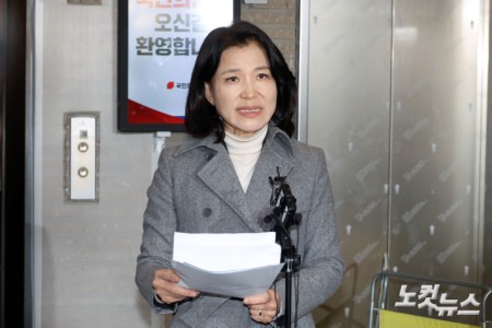 국민의힘 대구시장 후보 경선에서 컷오프된 이진숙 전 방송통신위원장이 24일 서울 여의도 국민의힘 중앙당사에서 경선 결과에 대한 입장을 밝히고 있다.