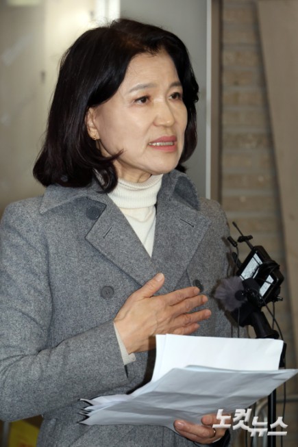 국민의힘 대구시장 후보 경선에서 컷오프된 이진숙 전 방송통신위원장이 24일 서울 여의도 국민의힘 중앙당사에서 경선 결과에 대한 입장을 밝히고 있다.