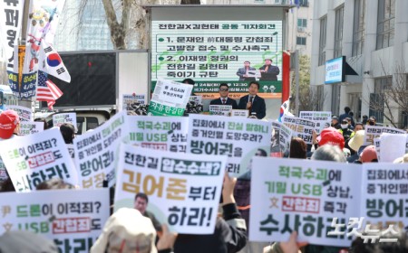 한국사 강사 출신 유튜버 전한길 씨와 김현태 전 특수전사령부 707특수임무단장이 24일 오후 서울 서대문구 경찰청 앞에서 문재인 전 대통령 간첩죄 고발 기자회견을 하고 있다.