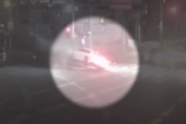 10일 부산 사상구 모라교차로 인근에서 승용차 1대가 인도로 돌진해 신호등을 들이받은 모습. 부산경찰청 제공 