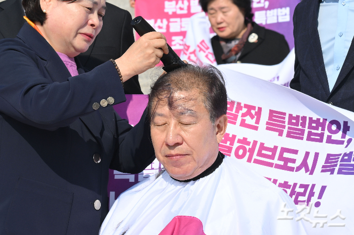 박형준 부산시장이 23일 서울 여의도 국회 본관 앞에서 '부산 글로벌허브도시 조성에 관한 특별법안' 제정을 촉구하며 삭발하고 있다. 윤창원 기자