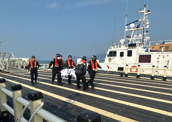 사망한 실종자 이송. 통영헤경 제공