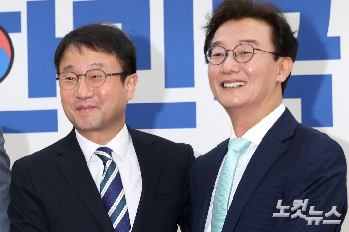 더불어민주당 한병도 원내대표와 전재수 의원이 24일 서울 여의도 국회에서 열린 부산 글로벌허브도시 조성에 관한 특별법안 관련 간담회에서 손을 잡고 있다. 윤창원 기자