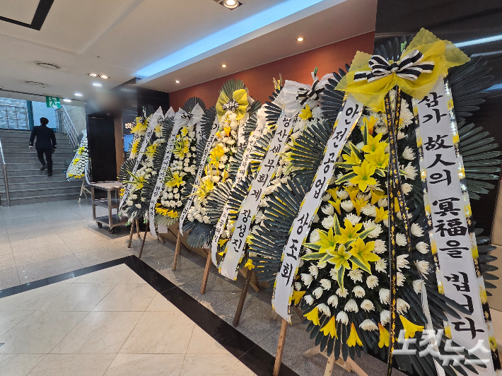 대전 공장 화재로 숨진 사망자 빈소 앞에 조화가 줄지어 있다. 박우경 기자