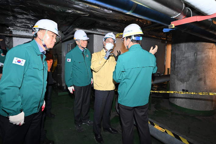 24일 김정기 대구시장 권한대행이 지난 23일 불이 난 진천역을 방문해 수습 상황을 점검하고 있다. 대구시 제공