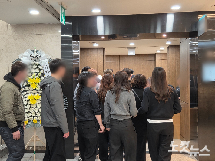 대전 화재로 숨진 사망자의 빈소가 대전 을지대병원에 마련된 가운데, 안전공업 직원 등 지인들의 조문 행렬이 이어졌다. 박우경 기자