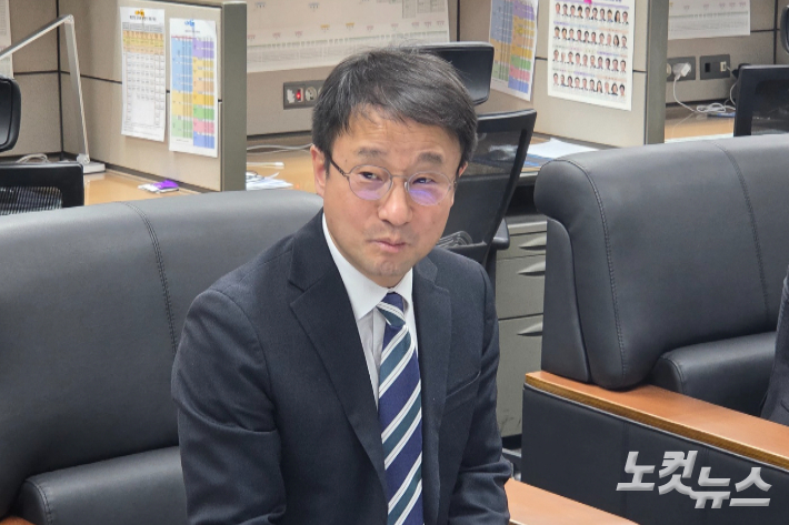 한병도 민주당 원내대표가 24일 전북도의회에서 기자간담회를 하고 있다. 최명국 기자