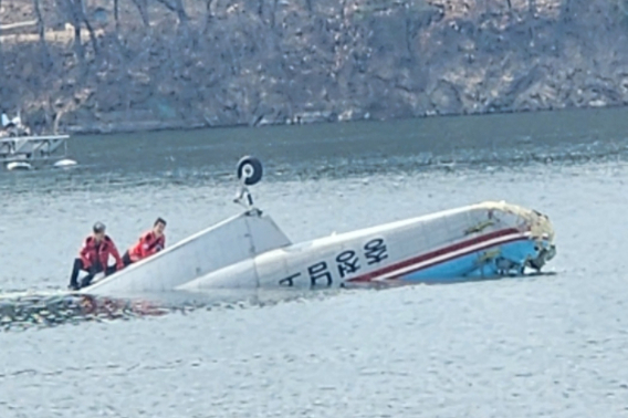 24일 오후 천안의 한 저수지에 산불진화헬기가 추락했다. 독자 제공