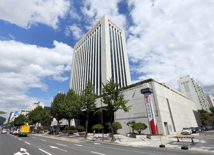BNK경남은행 본점 전경. 경남은행 제공 